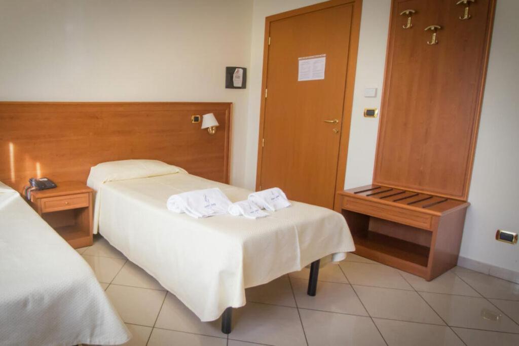 Hotel Jolly Modugno Esterno foto